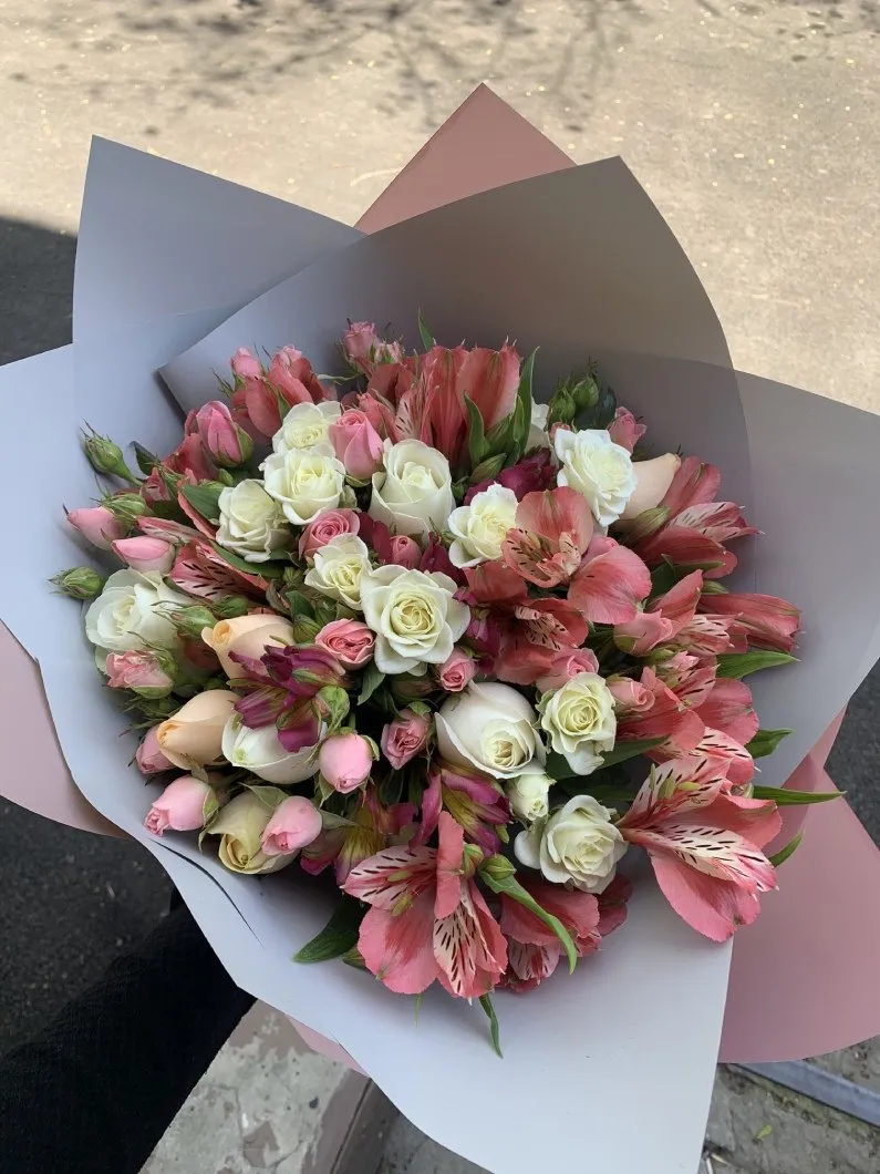 Bouquet of roses and alstromeria