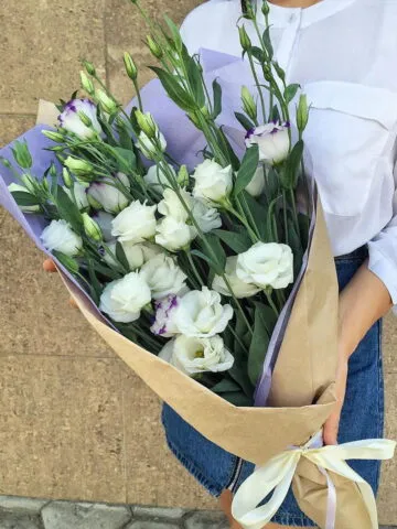 White lisianthus