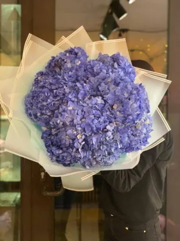 Букет из синих гортензий