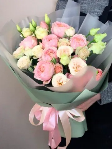 Bouquet of bush rose and eustoma