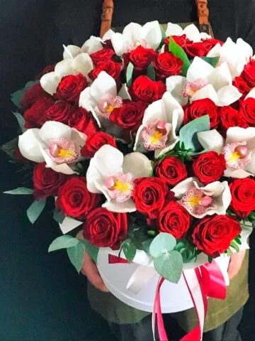 Bouquet of orchids and roses