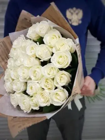 35 белых роз