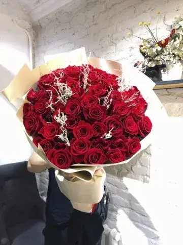 51 roses, 70 centimeters.