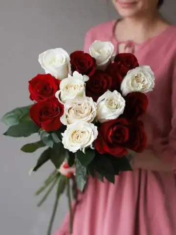 Bouquet of roses of two colors