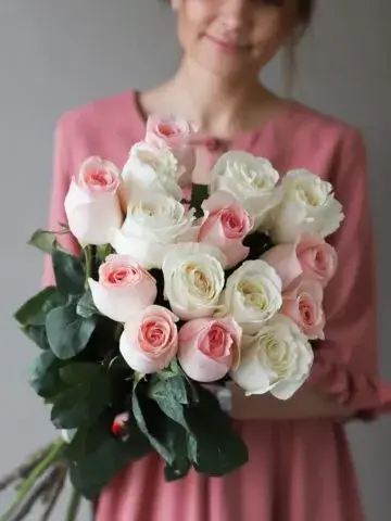 Bouquet of 15 white and pink roses
