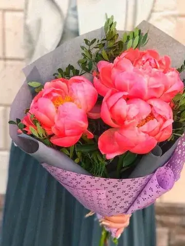 Bouquet of 3 red peonies
