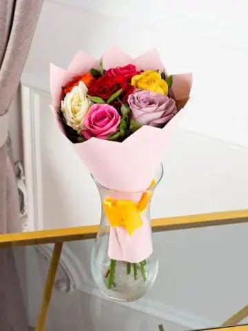 Bouquet of 7 colorful roses
