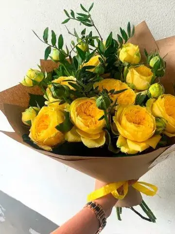 Bouquet of 9 yellow peony roses