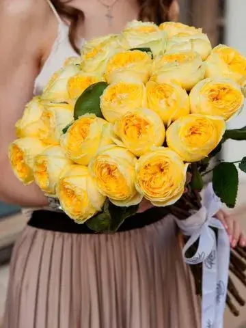Bouquet of 25 yellow peony roses