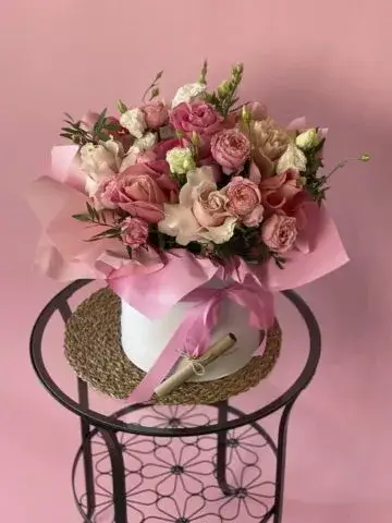 Composition of roses and lisianthus