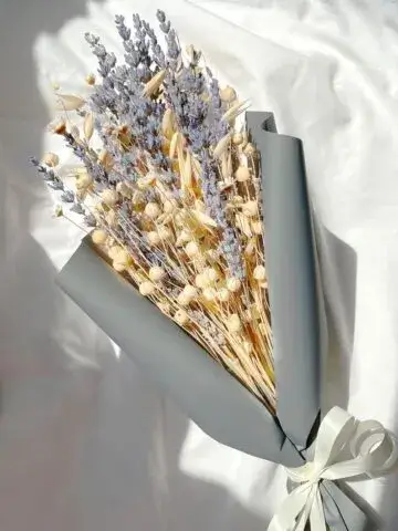 Mini bouquet of dried flowers