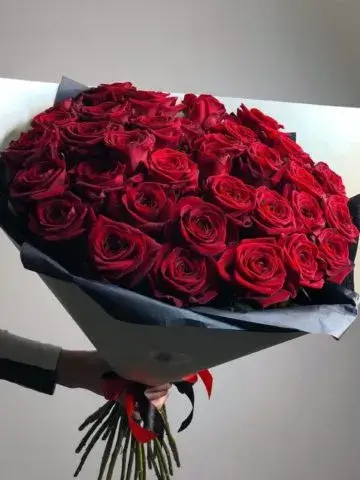 35 red roses