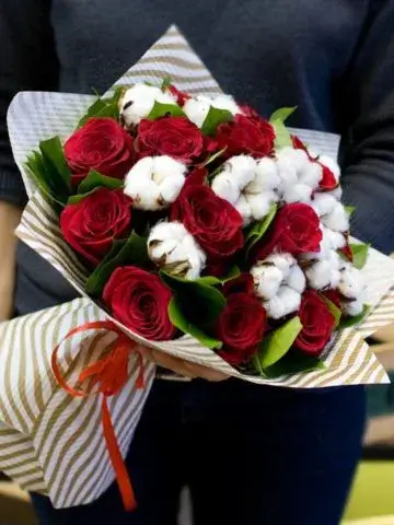 A bouquet of roses and cotton