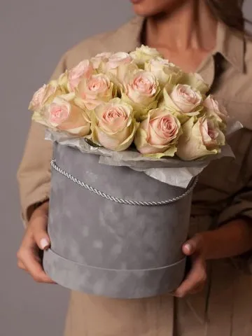 25 cream roses in a box