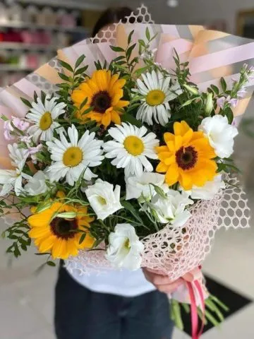 Bouquet of sunflowers and daisies