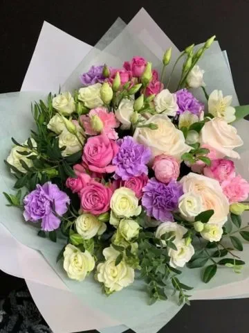 Bouquet of roses and carnations