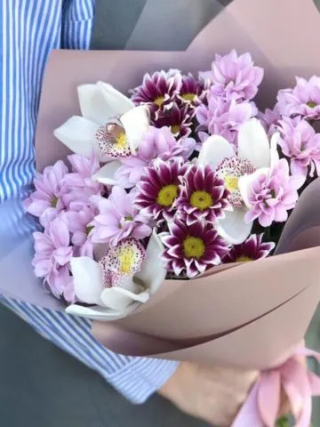 Bouquet of orchids and chrysanthemums