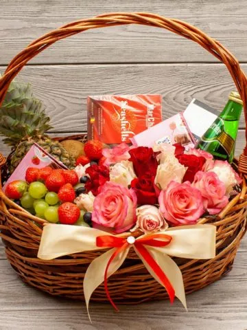 Корзина с фруктами и конфетами
