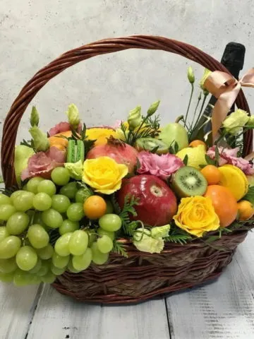 Корзина с фруктами и шампанским