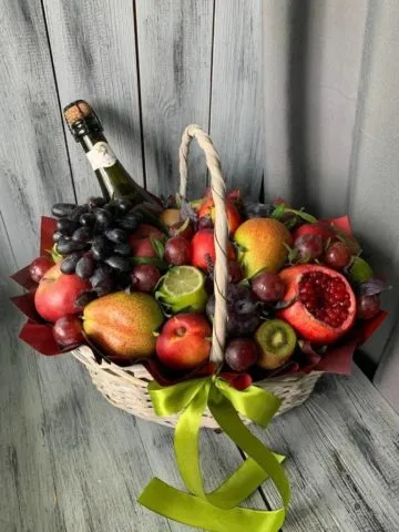 Корзина с фруктами и алкоголем