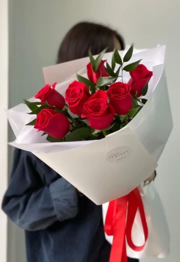 Bouquet of 7 charming red roses
