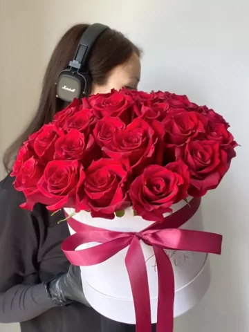31 roses in a hat box