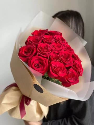 Красные голландские розы