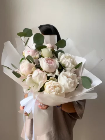 Букет из местных пионов