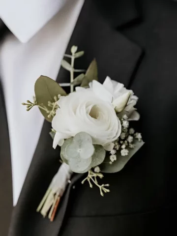 Tender Kiss boutonniere.